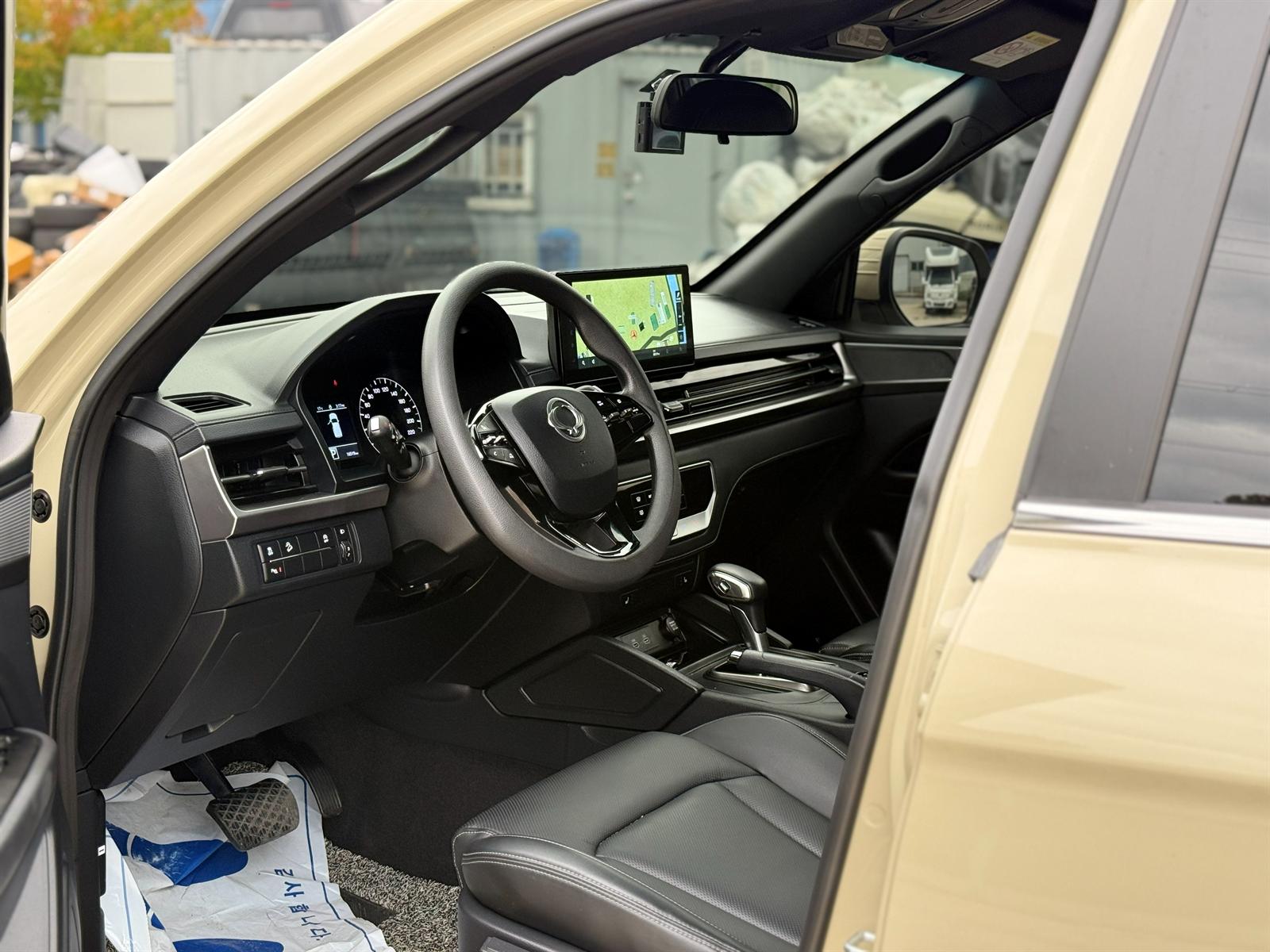 Аренда пикапа KGM Rexton Sports Khan 2024 песочного цвета в Бишкеке — салон